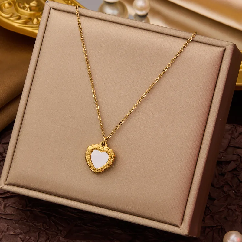 Vintage-Inspired Gold Heart Locket Necklace – Ornate Scalloped Border